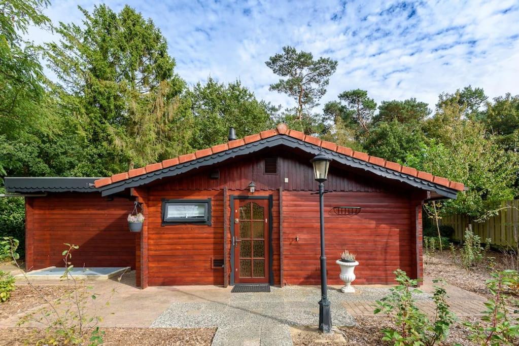 Spacious Wooden Cottage With Infra-Red Sauna At Veluwe Putten Εξωτερικό φωτογραφία