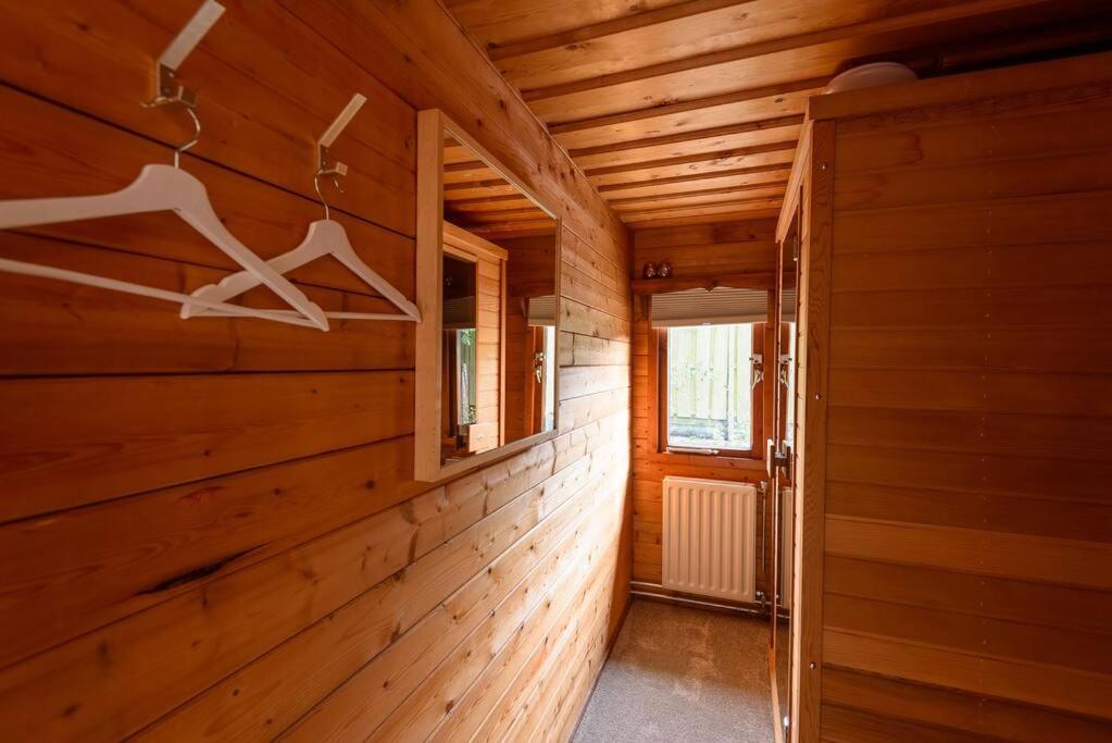 Spacious Wooden Cottage With Infra-Red Sauna At Veluwe Putten Εξωτερικό φωτογραφία